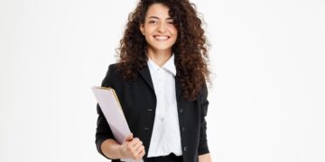 Processo seletivo -jovem encaracolada segurando documentos