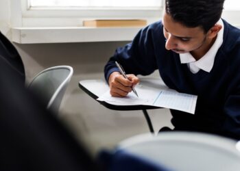 Prefeitura abre edital com 60 vagas e salário de até R$ 15 mil