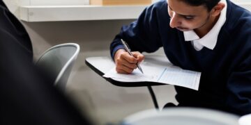 Prefeitura abre edital com 60 vagas e salário de até R$ 15 mil