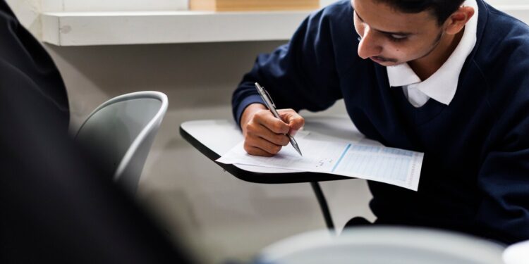 Prefeitura abre edital com 60 vagas e salário de até R$ 15 mil